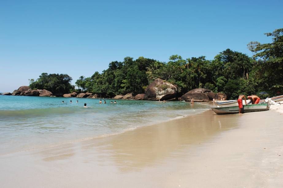 Canto mais tranquilo: costuma atrair famílias e quem quer banho com mais calma (quando o mar ajuda)