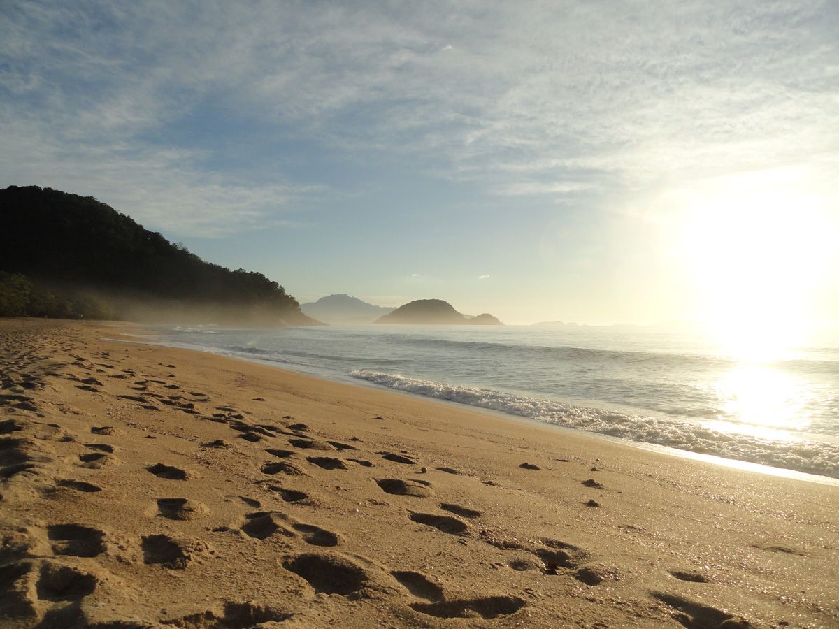 Pôr do sol em Ubatuba (SP) com céu alaranjado e mar calmo