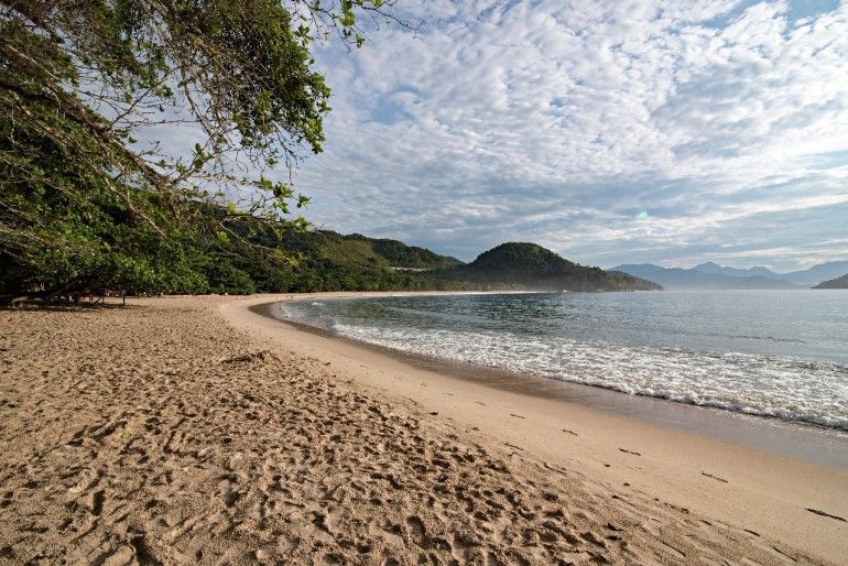 Trilha e mirante com vista para a Praia do Félix em Ubatuba (SP)