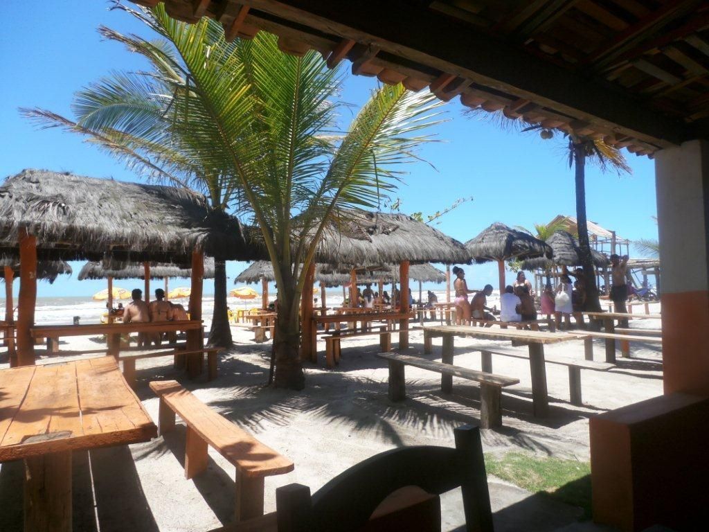 Segundo quiosque na praia, visto de frente